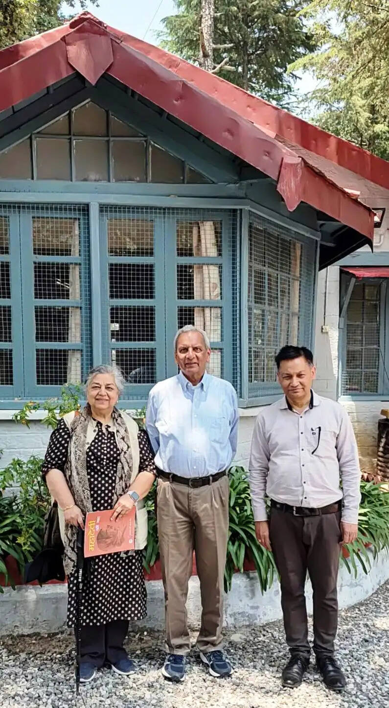 सेवानिवृत्त प्रशासनिक अधिकारी दंपति ने किया महादेवी सृजन पीठ का भ्रमण