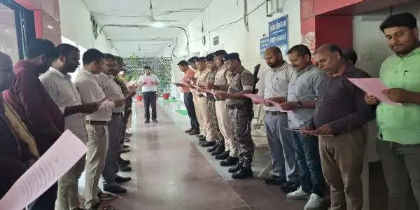 विश्व बाल श्रम निषेध दिवस पर समाहरणालय में दिलाई गई शपथ, बच्चों के अधिकारों की रक्षा का लिया संकल्प