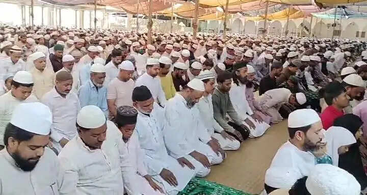 मुरादाबाद : कड़ी सुरक्षा व्यवस्था के बीच शांतिपूर्ण संपन्न हुई रमजान माह के दूसरे जुमे की नमाज