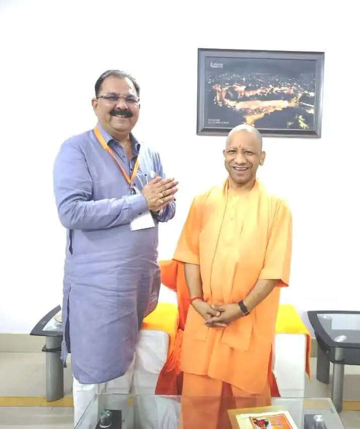 मुख्यमंत्री से मिले विधायक रवि शर्मा, झांसी के विकास से जुड़े 09 प्रमुख प्रस्ताव सौंपे
