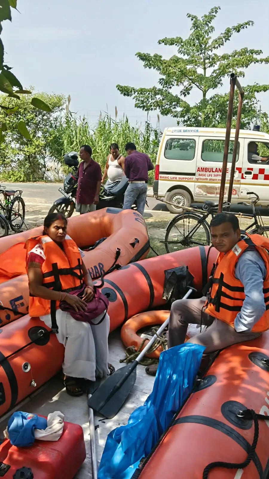 सारण में एनडीआरएफ एसडीआरएफ का रेस्क्यू जारी, बांटे जा रहे सूखे राशन