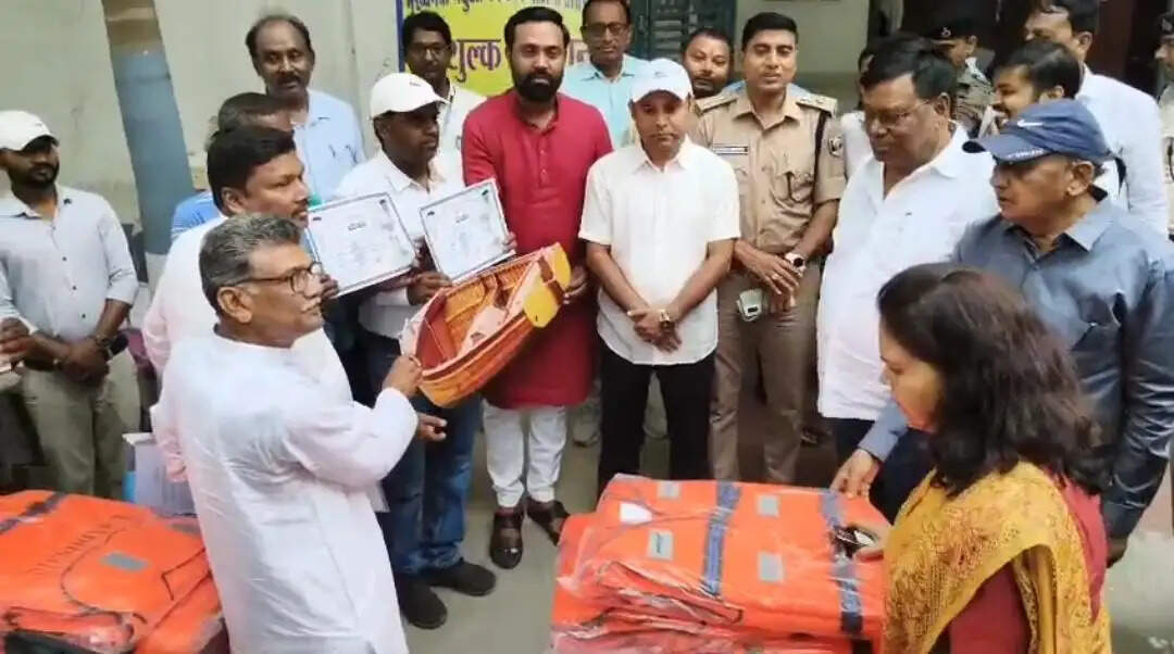 डीएम ने मछुआरों के बीच बांटे आधुनिक किट और संसाधन