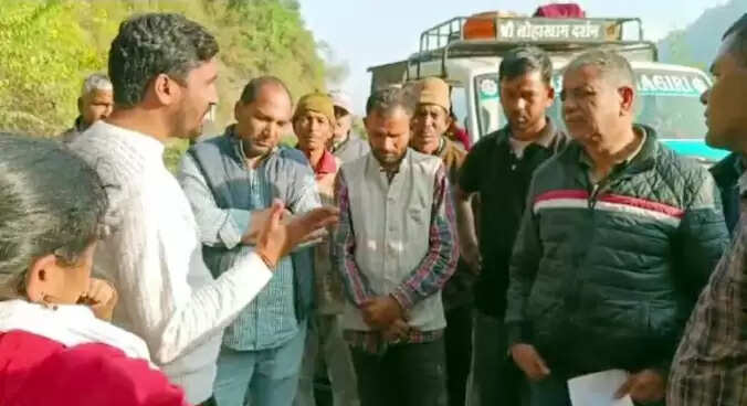 ग्रामीणों ने रुकवाया घटिया गुणवत्ता का डामरीकरण, आश्वासन पर माने