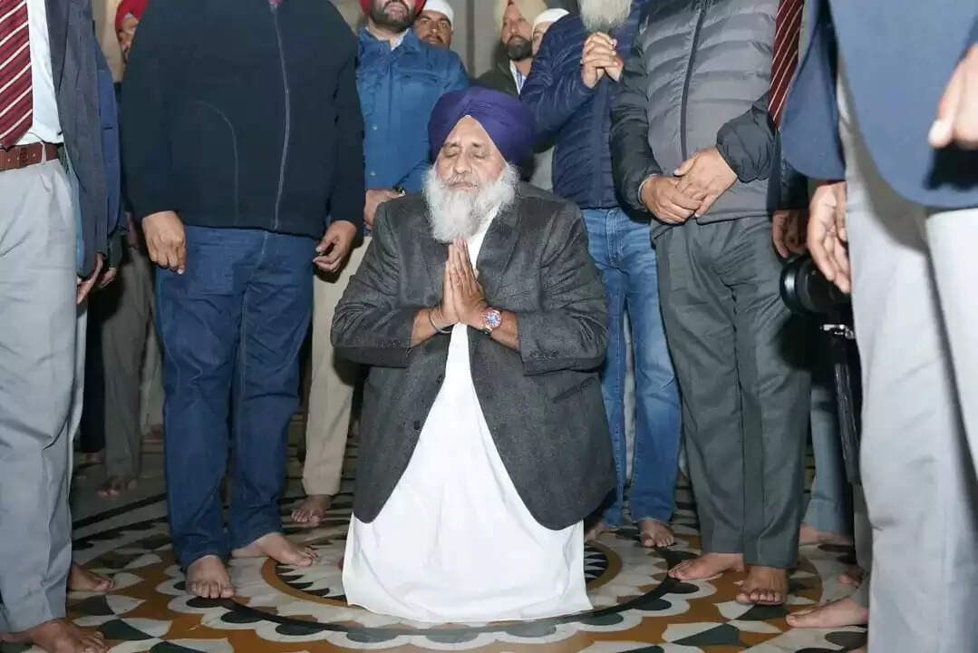 नए साल पर दरबार साहिब में लाखों श्रद्धालु हुए नतमस्तक, पंजाब के मंदिरों, गुरुद्वारों में जुटी भारी भीड़