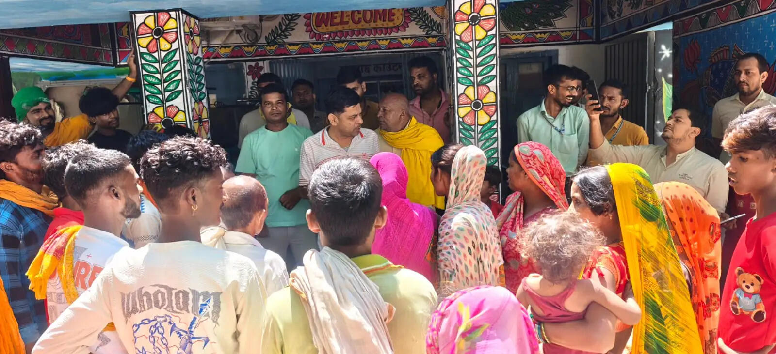 बक्सर के इटाढ़ी में मानदेय को लेकर सफाई कर्मियों की अनिश्चितकालीन हड़ताल, इटाढ़ी में चरमराई सफाई व्यवस्था