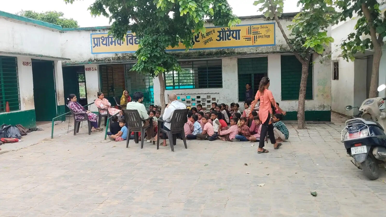 प्राथमिक विद्यालय में जमीन पर बैठाकर बच्चों की पढ़ाई का वीडियो वायरल, बीएसए ने दिए जांच के आदेश