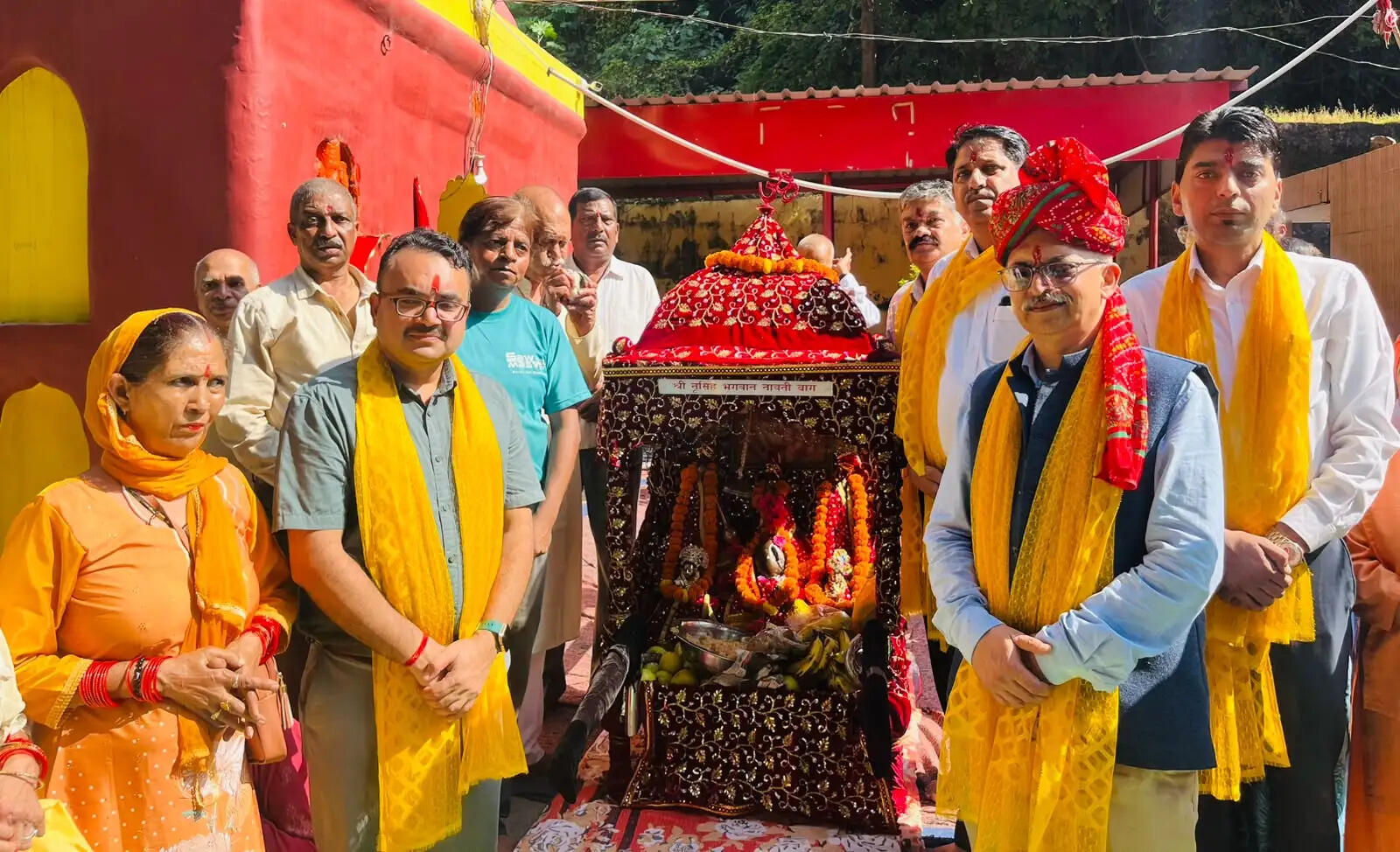 नाहन के ऐतिहासिक वामन मेले का आगाज, विधायक सोलंकी ने नृसिंह महाराज की पालकी को दिया कंधा