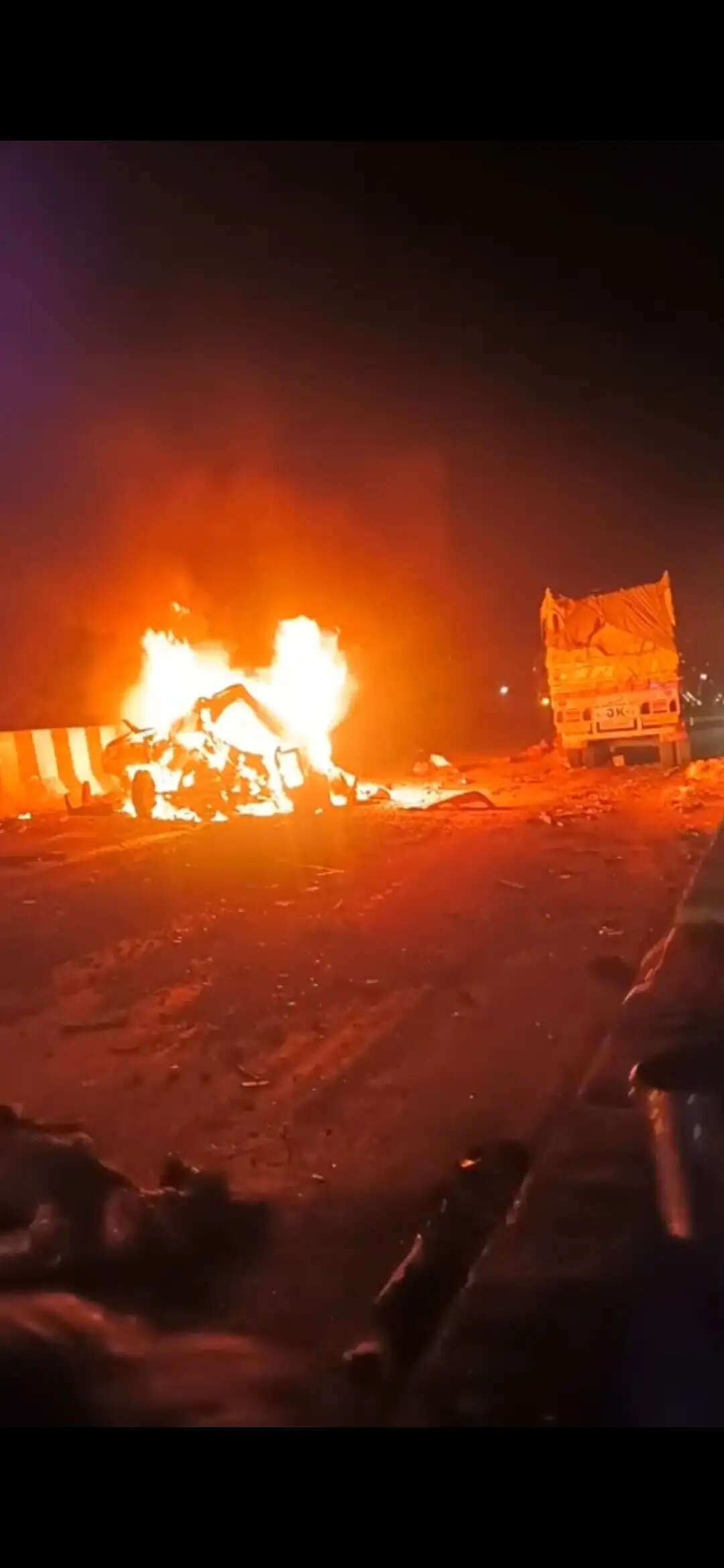 भीषण सड़क हादसे में कई लोगों के जिंदा जलने की आशंका, तीन वाहन आग की चपेट में, सीएम ने लिया संज्ञान