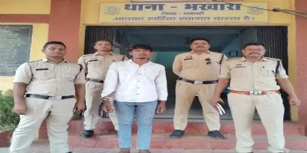 हत्या के फरार आरोपित नाबालिग समेत दो गिरफ्तार