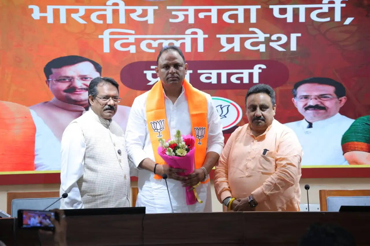 आआपा पार्षद विकास टांक भाजपा में शामिल