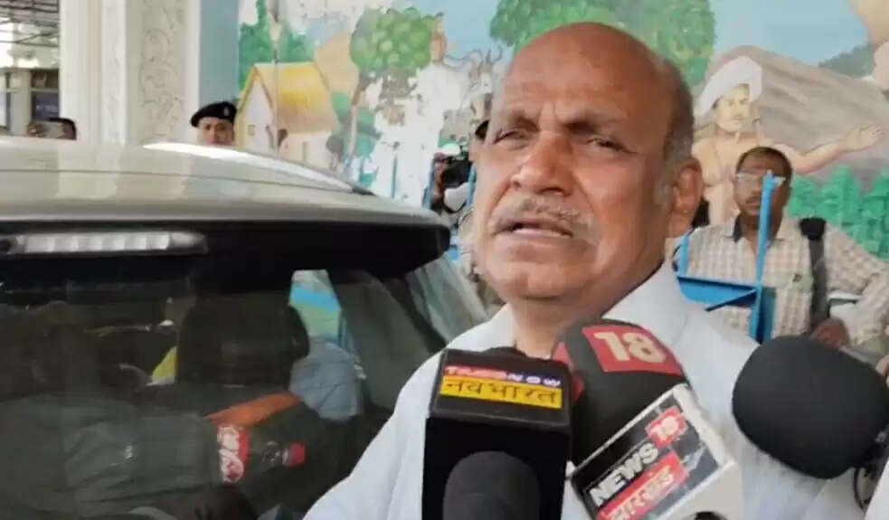 आईबी अधिकारी का पार्थिव शरीर पहुंचा रांची एयरपोर्ट, मरांडी ने दी श्रद्धांजलि