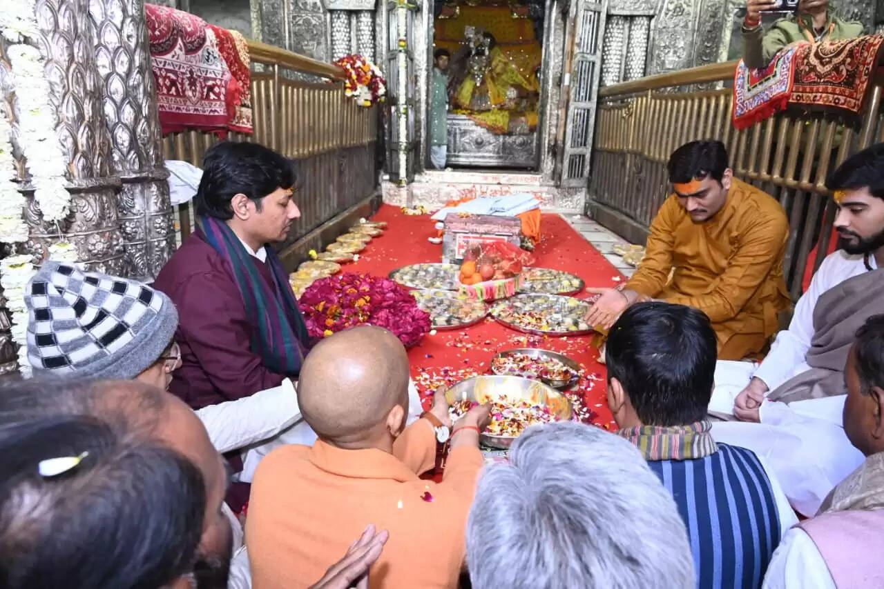 भाजपा के राष्ट्रीय अध्यक्ष नितिन नवीन ने मुख्यमंत्री याेगी के साथ किए बांके बिहारी के दर्शन