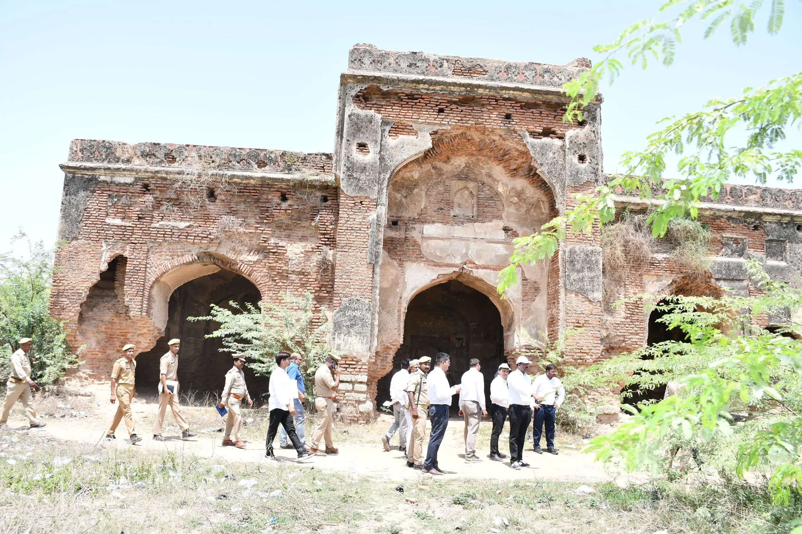 फिरोजाबाद प्रशासन सहेजेगा चंद्रसेन किला और चंद्रवार जैन मंदिर, जिलाधिकारी ने भ्रमण कर दिए निर्देश