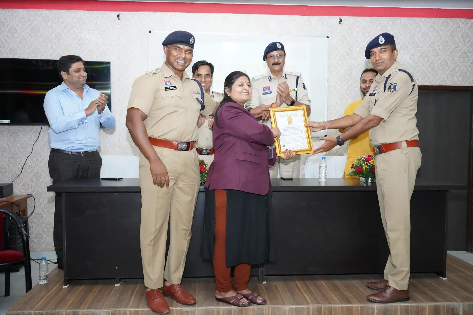 रायपुर : ऑटो-ई-रिक्शा में क्यूआर कोड लगाने की शुरुआत, 15 दिन में 15 हजार से अधिक वाहनों का पंजीयन, गोल्डन बुक ऑफ वर्ल्ड रिकॉर्ड्स में उपलब्धि दर्ज