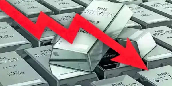 हाजिर चांदी के भाव में बड़ी गिरावट, कीमत में आई 15 हजार रुपये से अधिक की कमजोरी