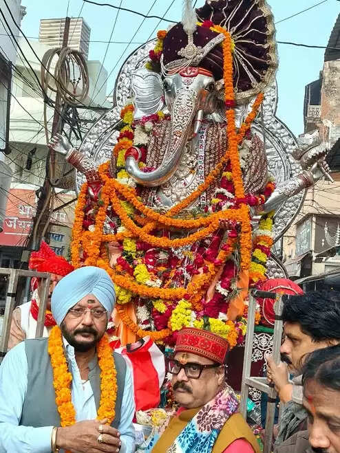 धार्मिक श्रद्धा व भव्यता के साथ निकली भगवान गणेश की शोभा यात्रा