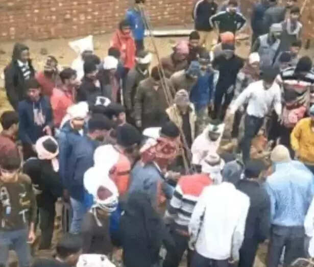 आगरा जिले में नवनिर्मित बेसमेंट की दीवार गिरी, मलबे में दबकर दो की मौत व पांच घायल