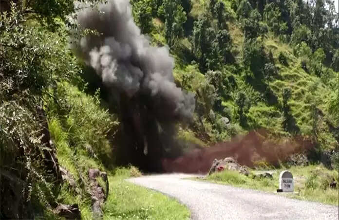 पुंछ के सीमावर्ती गांव के पास सेना के बम निरोधक दस्ते ने एक जिंदा पाकिस्तानी गोला किया नष्ट