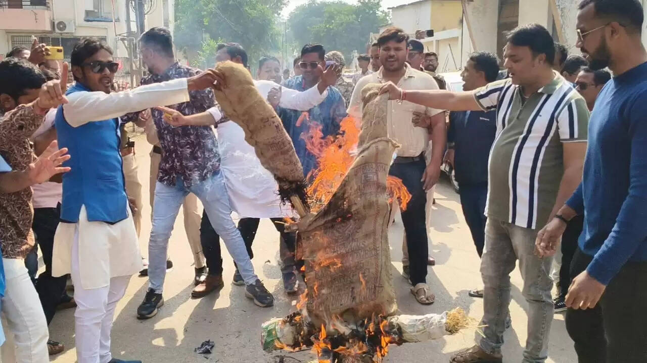 रजिस्ट्री शुल्क बढ़ोतरी को लेकर कांग्रेसियों ने फूंका मुख्यमंत्री का पुतला