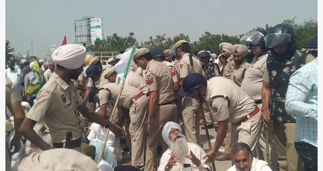 सिरसा: किसान संगठनों ने टोल पर दिया धरना, पुलिस के साथ धक्का-मुक्की