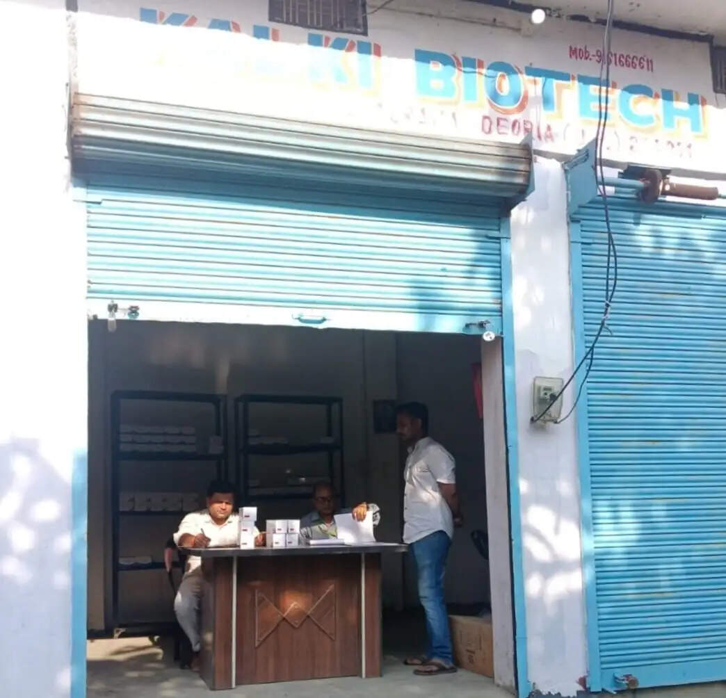 जिलाधिकारी के निर्देश पर दवा फर्म पर छापा, दवाओं के नमूने जांच को भेजे