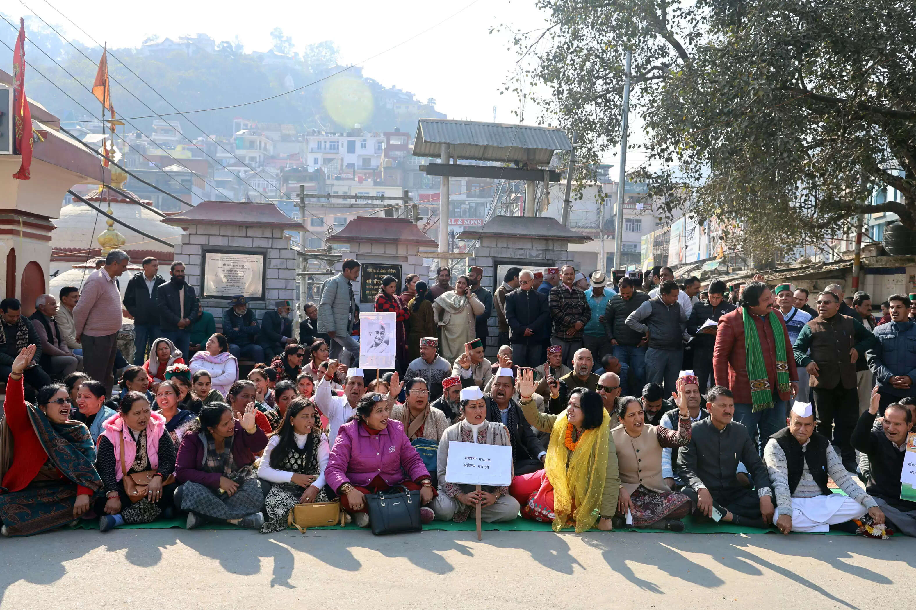 महात्मा गांधी प्रतिमा के आगे उपवास पर बैठे कांग्रेसी, मनरेगा का नाम बदलने के विरोध में दिया धरना