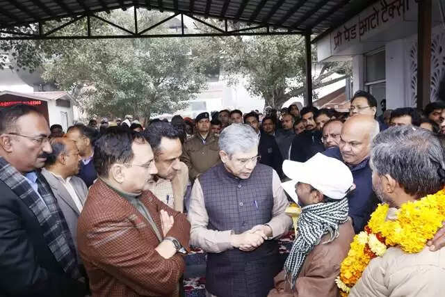 (अपडेट) रेल मंत्री ने नई दिल्ली स्टेशन पर ऑटो-टैक्सी पार्किंग शुल्क को घटाकर दी बड़ी सौगात