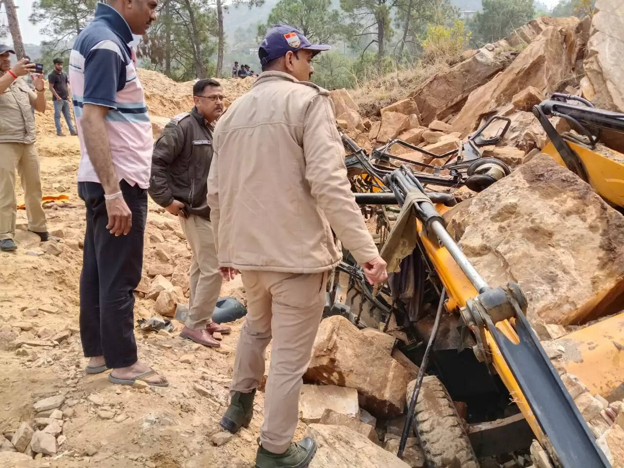 सड़क निर्माण के दौरान गिरा मलबा, जेसीबी चालक की मौत