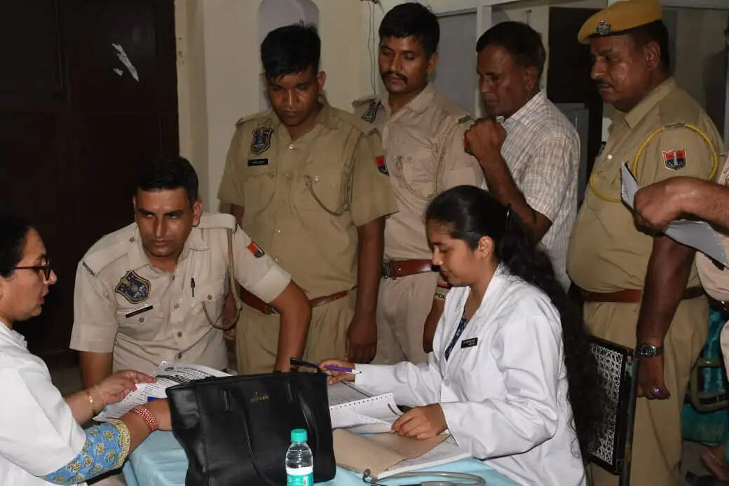 पुलिस लाइन में निशुल्क आयुर्वेद स्वास्थ्य शिविर, 380 लोगों ने उठाया लाभ