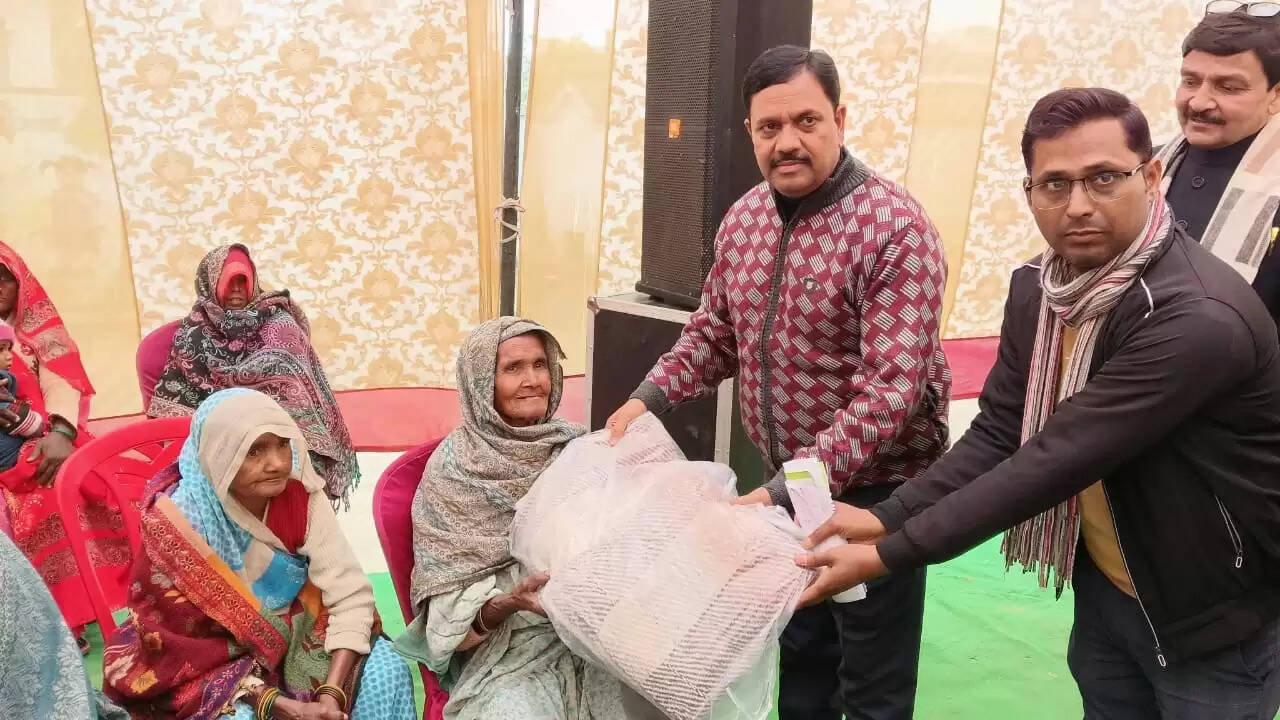 औरैया में जिलाधिकारी ने जरूरतमंदों काे बांटे कंबल
