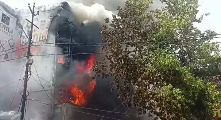 करोड़ों का सामान व वाहन जलकर राख, आठ घंटे के बाद आग पर काबू