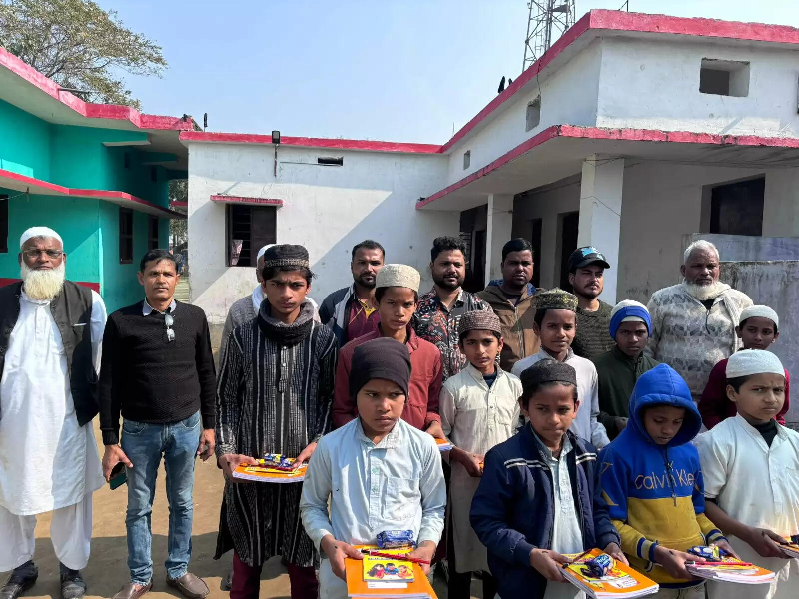 मदरसा और स्कूल के बच्चों के बीच पाठ्य सामग्री का वितरण