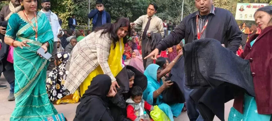 मां आनंदी संस्था ने बांटे गए कंबल और गर्म कपड़े