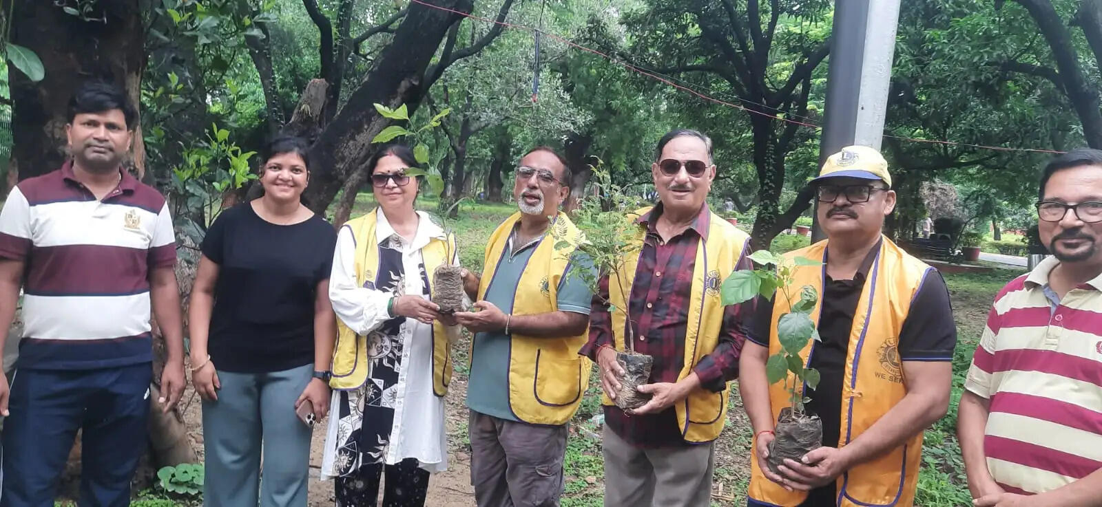 चंद्रशेखर आजाद की जयंती पर कंपनी बाग में रोपे पौधे, पर्यावरण संरक्षण का लिया संकल्प