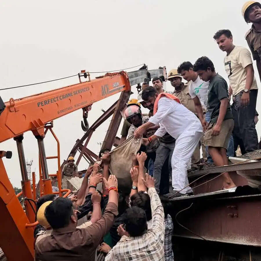 कोलकाता के तारातला में निर्माणाधीन गोदाम की छत ढहने से कई मजदूर मलबे में दबे, सेना भी बचाव कार्य में जुटी