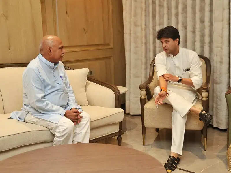 मप्र के मुख्यमंत्री डॉ. यादव से मिले केंद्रीय मंत्री ज्योतिरादित्य सिंधिया