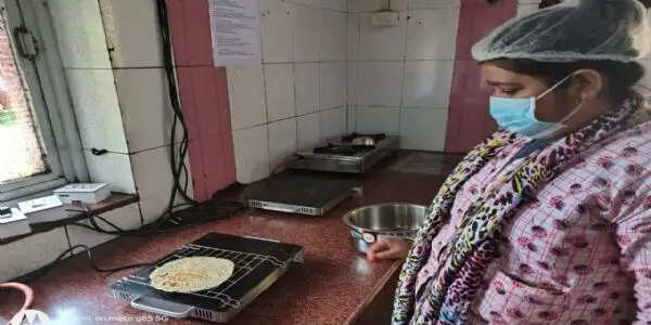 गैस आपूर्ति बाधित: रनिंग स्टाफ के लिए इन्फ्रारेड कुक टॉप से वैकल्पिक भोजन व्यवस्था सुनिश्चित