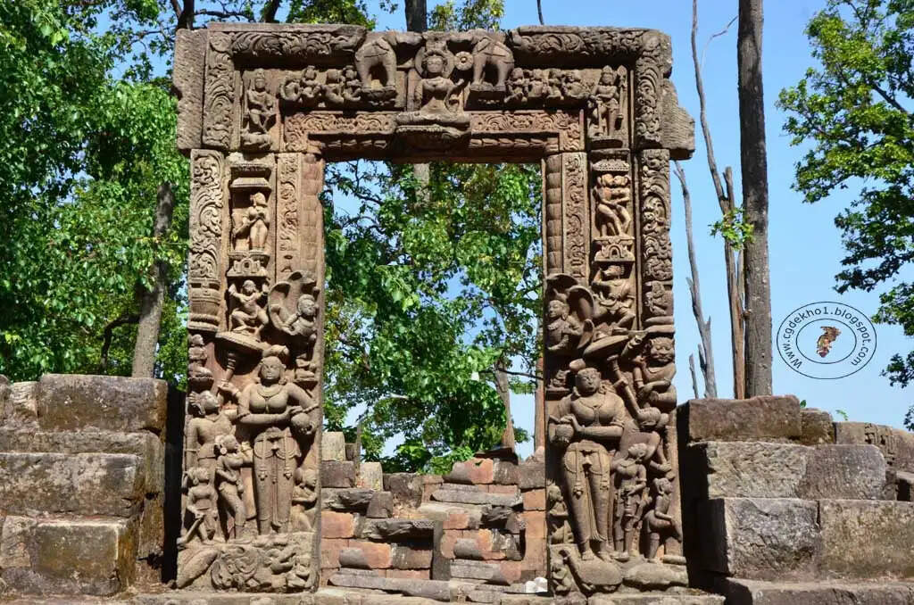 सावन के तीसरे सोमवार पर डीपाडीह के प्राचीन शिवालय में उमड़ी आस्था, सदियों पुरानी विरासत बनी आकर्षण