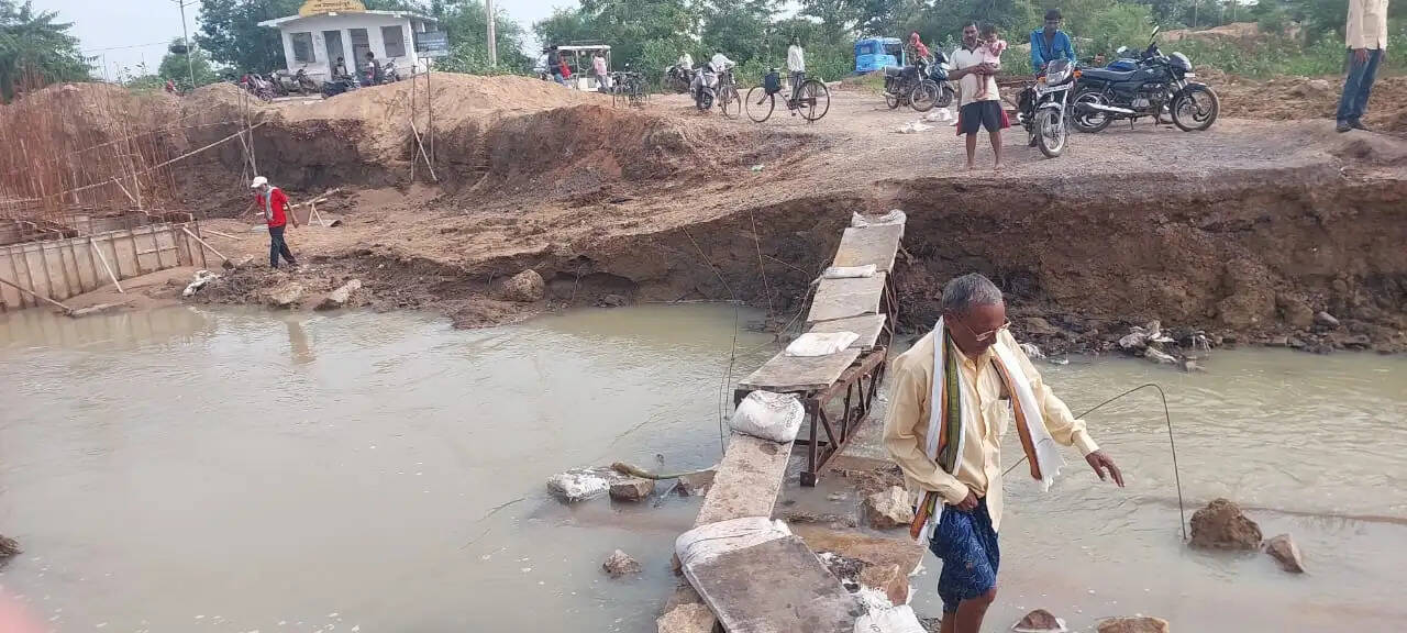 अधूरे सड़क निर्माण कार्य से ग्रामीणों की बढ़ी परेशानी
