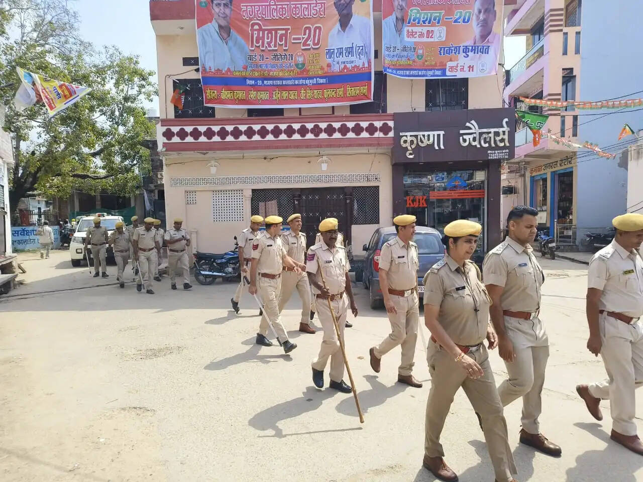 नगरपालिका चुनाव से पहले पुलिस ने निकाला फ्लैग मार्च