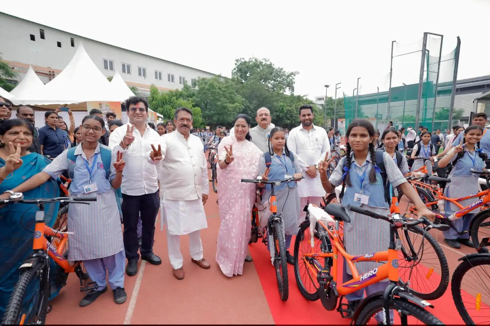 'विद्या वाहिनी' योजना का शुभारंभ, मुख्यमंत्री ने छात्राओं को वितरित कीं निःशुल्क साइकिलें