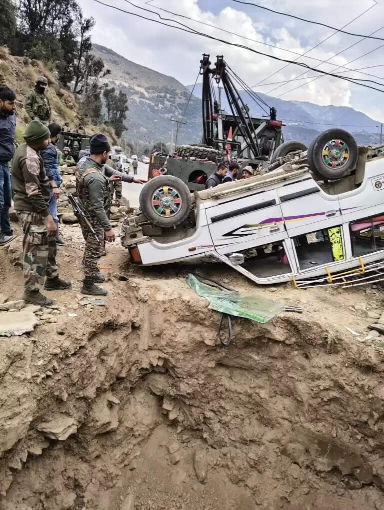 सेना की तत्परता से टला बड़ा नुकसान,&nbsp;दुर्घटनाग्रस्त वाहन सुरक्षित निकाला गया, सभी यात्री सकुशल