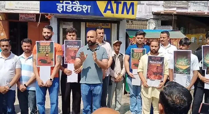 पहलगाम आतंकी हमले के विरोध में राजगढ़ बंद, नागरिकों ने दी श्रद्धांजलि