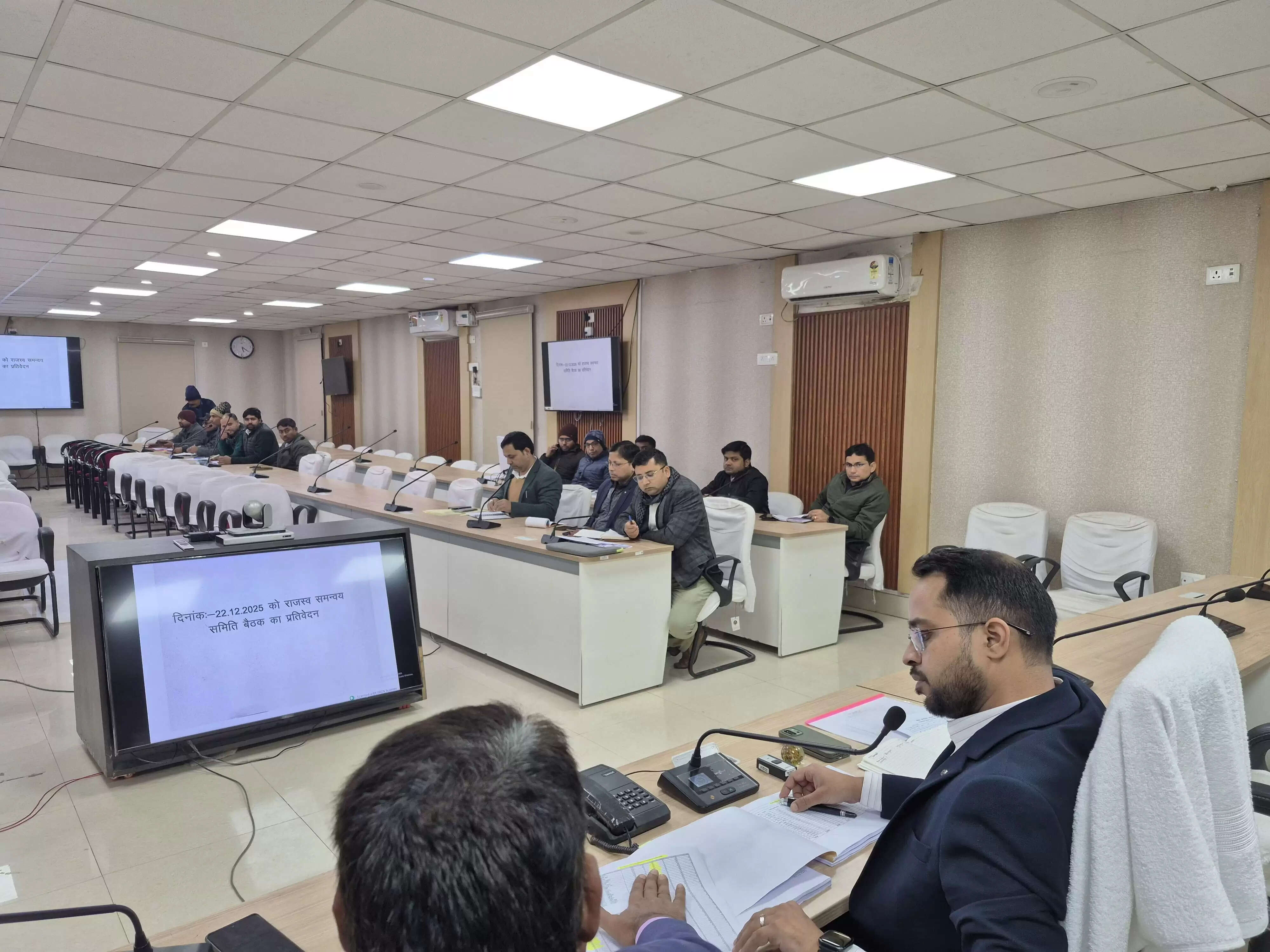 राजस्व कार्यों में लापरवाही बरतने वाले कर्मचारियों पर गिरेगी गाज