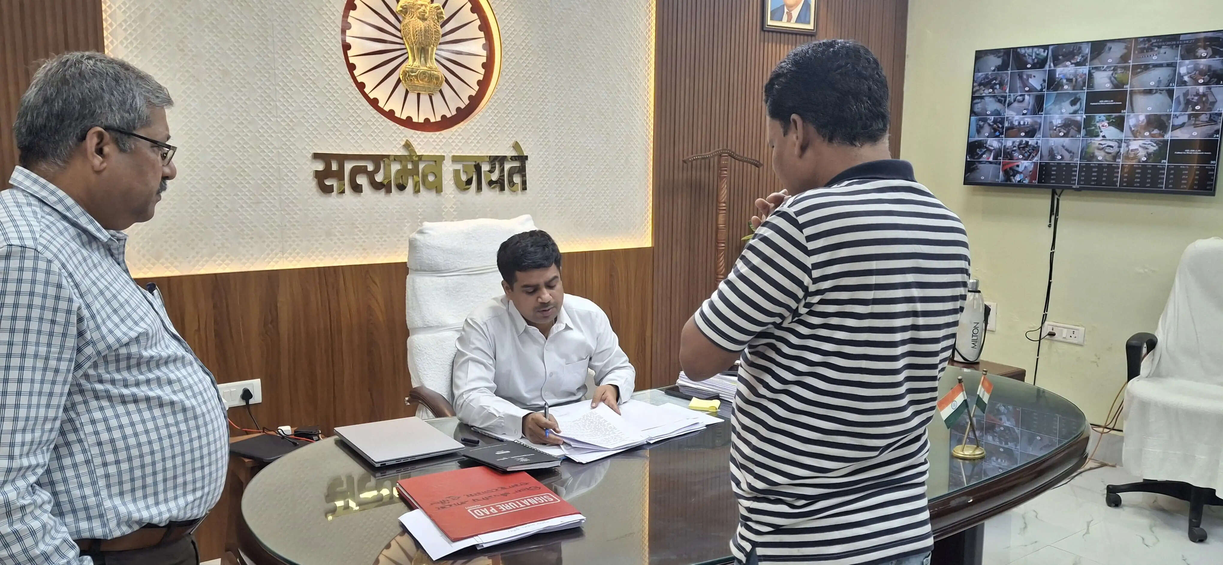 जनता दरबार में जिलाधिकारी ने सुनीं 14 लोगों की शिकायतें