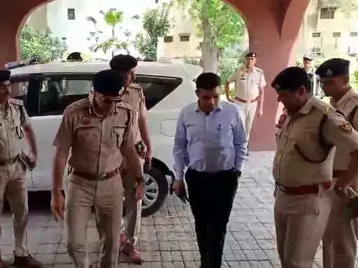 डीसी विक्रम सिंह व पुलिस कमिश्नर राकेश आर्य ने किया पोलिंग बूथों का दौरा