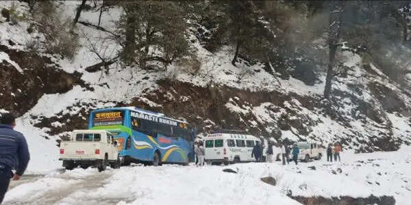 नेपाल में बर्फबारी और भूस्खलन के कारण कई राजमार्ग अवरुद्ध