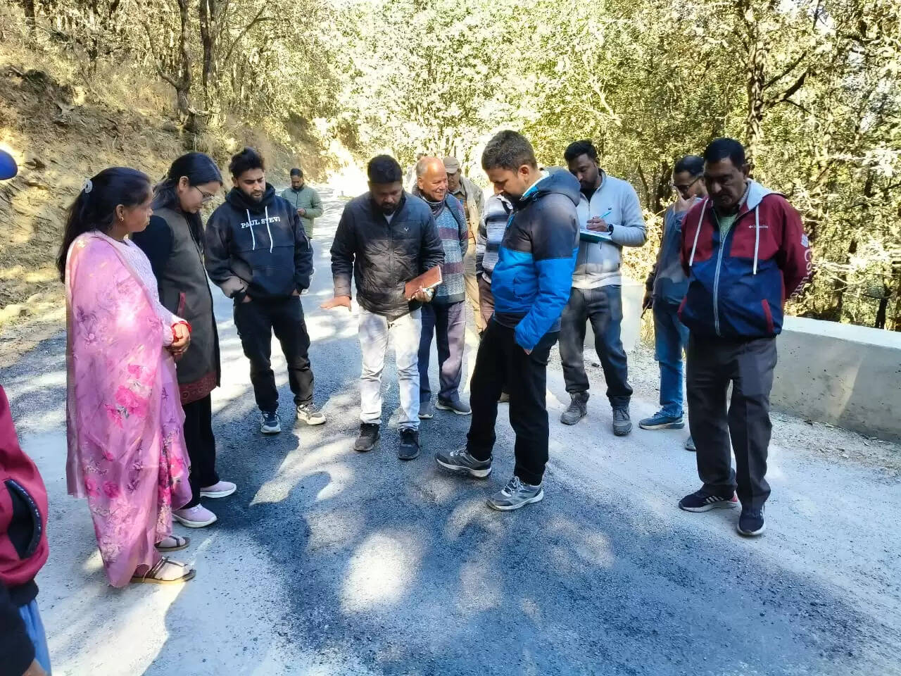 शिकायत के बाद प्रशासन की टीम ने डामरीकरण कार्य का किया निरीक्षण