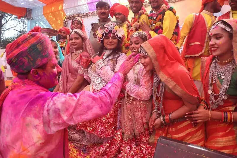 मध्य प्रदेश में धूमधाम से मना होली का त्योहार, विदेशी मेहमान भी फागुन के रंग में रंगे