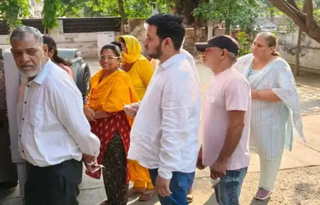 रेवाड़ी में फर्जी वोटिंग के आरोप पर हंगामा, एक युवक पकड़ा